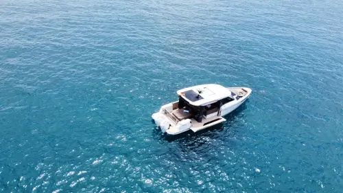 Because-luxury-charter.-1-1-2048x1152 (1) Because-luxury-charter.-1-1-2048x1152 (1)